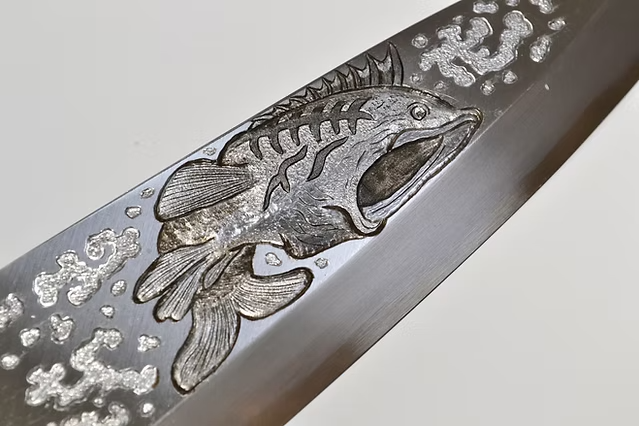 堺 孝行 窪田金属飾刻 黒鱈 白鋼 霞研 出刃包丁 240mm 朴 (口輪：水牛)柄