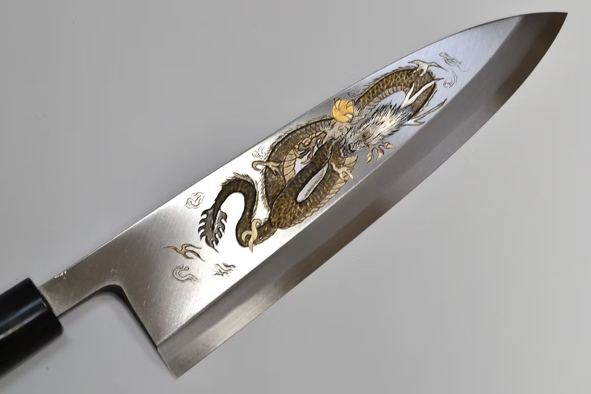 堺 孝行 窪田金属飾刻 一登竜門 白鋼 霞研 出刃包丁 240mm 朴 (口輪：水牛)柄