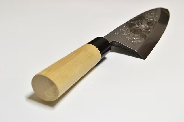 堺 孝行 窪田金属飾刻 黒鱈 白鋼 霞研 出刃包丁 240mm 朴 (口輪：水牛)柄