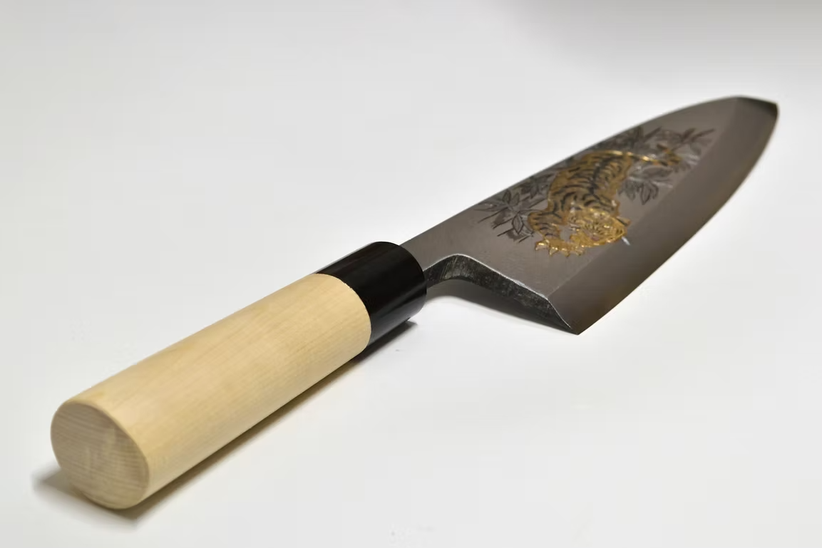 堺 孝行 窪田金属飾刻 虎視眈眈 白鋼 霞研 出刃包丁 240mm 朴 (口輪：水牛)柄