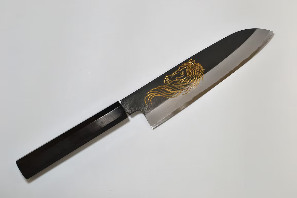 堺 孝行 窪田金彫刻 天馬 白ニ鋼 黒仕上げ 三徳包丁 180mm 黒檀　(口輪：黒水牛銀輪)柄