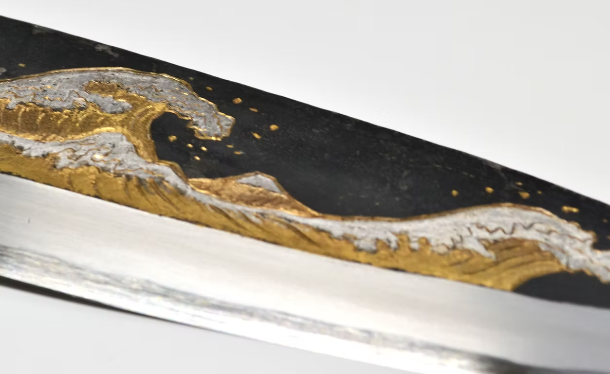 堺 孝行 窪田金彫刻 浪裏 白ニ鋼 黒仕上げ 出刃包丁 240mm 黒檀　(口輪：黒水牛銀輪)柄
