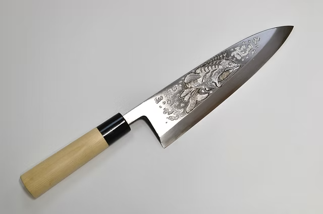 堺 孝行 窪田金属飾刻 黒鱈 白鋼 霞研 出刃包丁 240mm 朴 (口輪：水牛)柄