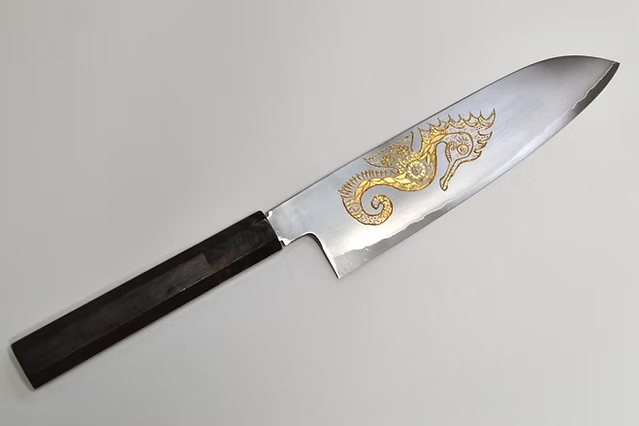 堺 孝行 窪田金彫刻 タツノオトシゴ 銀三鋼 三徳包丁 180mm 黒檀　(口輪：黒水牛銀輪)柄