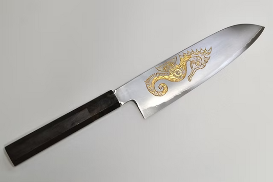 堺 孝行 窪田金彫刻 タツノオトシゴ 銀三鋼 三徳包丁 180mm 黒檀 (口輪：黒水牛銀輪)柄 - 清助刃物