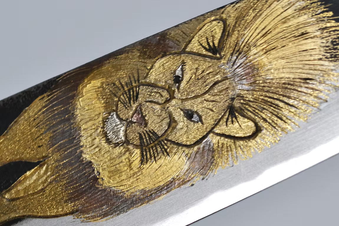 堺 孝行 窪田金属飾刻 百獣の王 白ニ鋼 黒仕上げ 牛刀包丁 240mm 黒檀　(口輪：黒水牛銀輪)柄