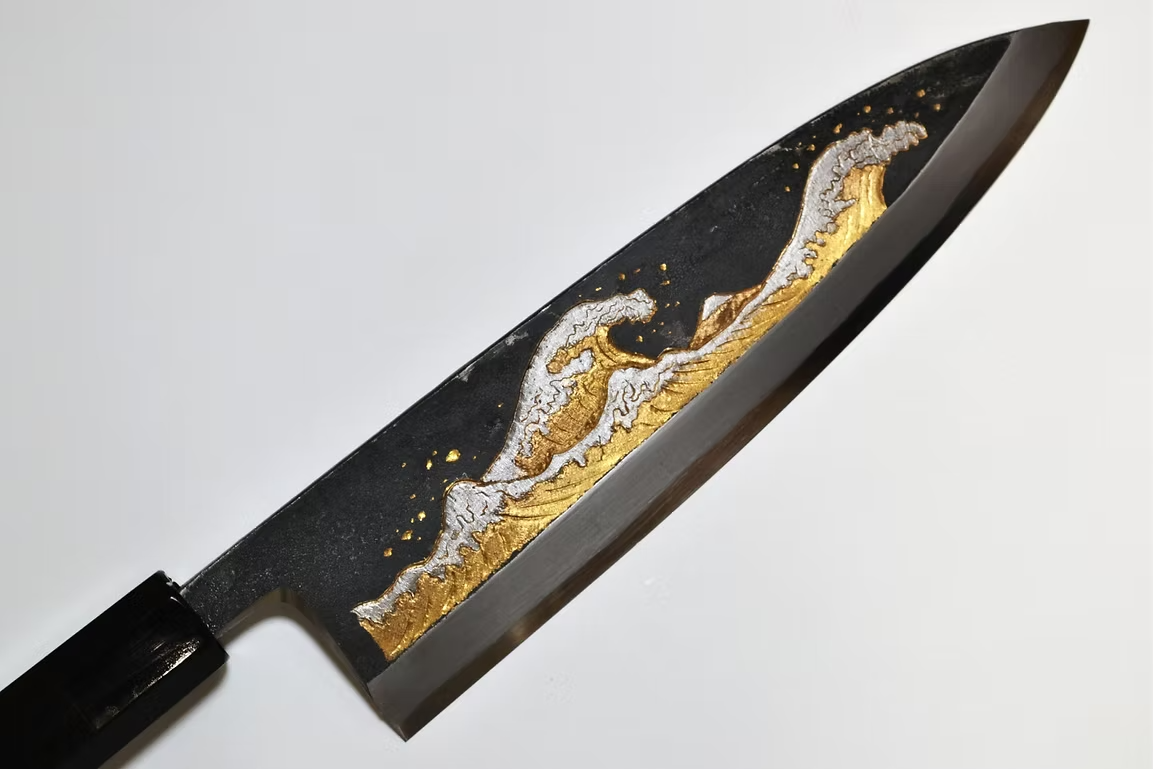 堺 孝行 窪田金彫刻 浪裏 白ニ鋼 黒仕上げ 出刃包丁 240mm 黒檀　(口輪：黒水牛銀輪)柄