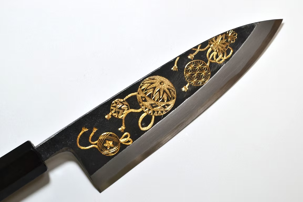 堺 孝行 窪田金彫刻 手鞠 白ニ鋼 黒仕上げ 出刃包丁 165mm 黒檀　(口輪：黒水牛銀輪)柄
