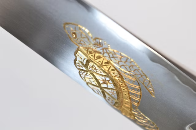堺 孝行 窪田金彫刻 ウミガメ 銀三鋼 三徳包丁 180mm 黒檀　(口輪：黒水牛銀輪)柄