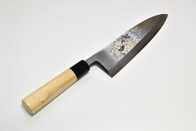 堺 孝行 窪田金属飾刻 鯉の滝登り 白鋼 霞研 出刃包丁 240mm 朴 (口輪：水牛)柄