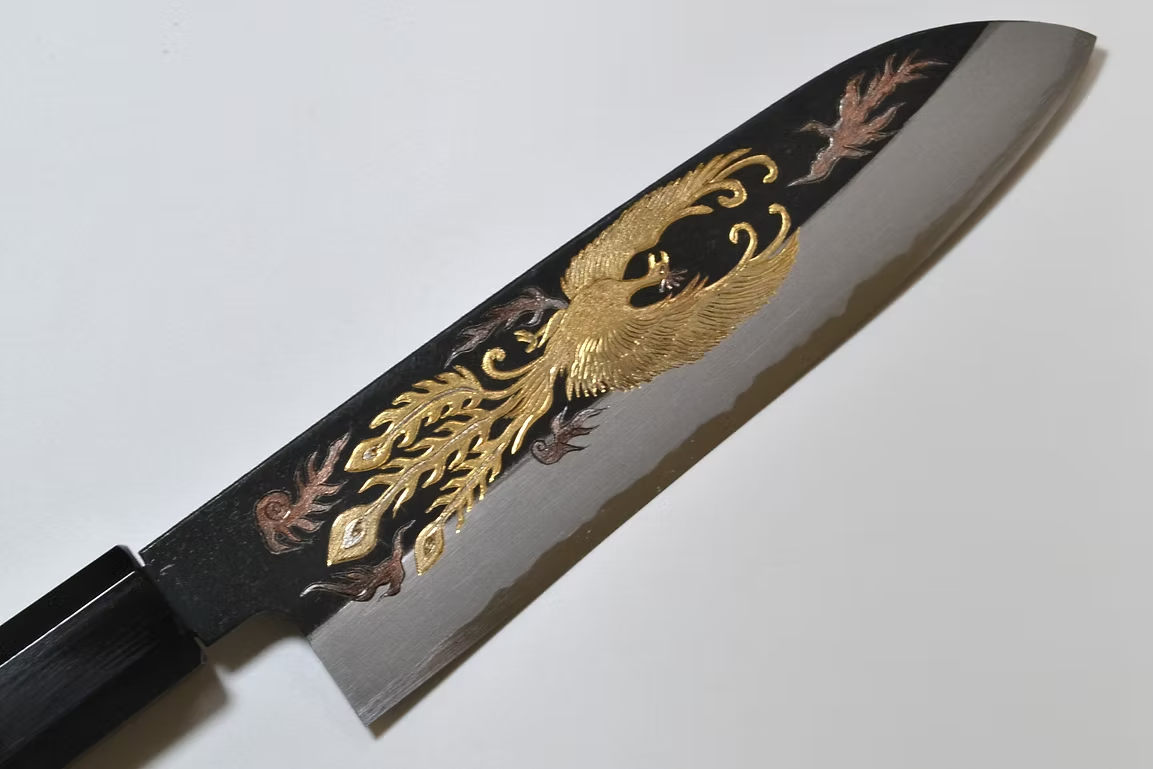 堺 孝行 窪田金属飾刻 鳳凰 白ニ鋼 黒仕上げ 三徳包丁 180mm 黒檀　(口輪：黒水牛銀輪)柄