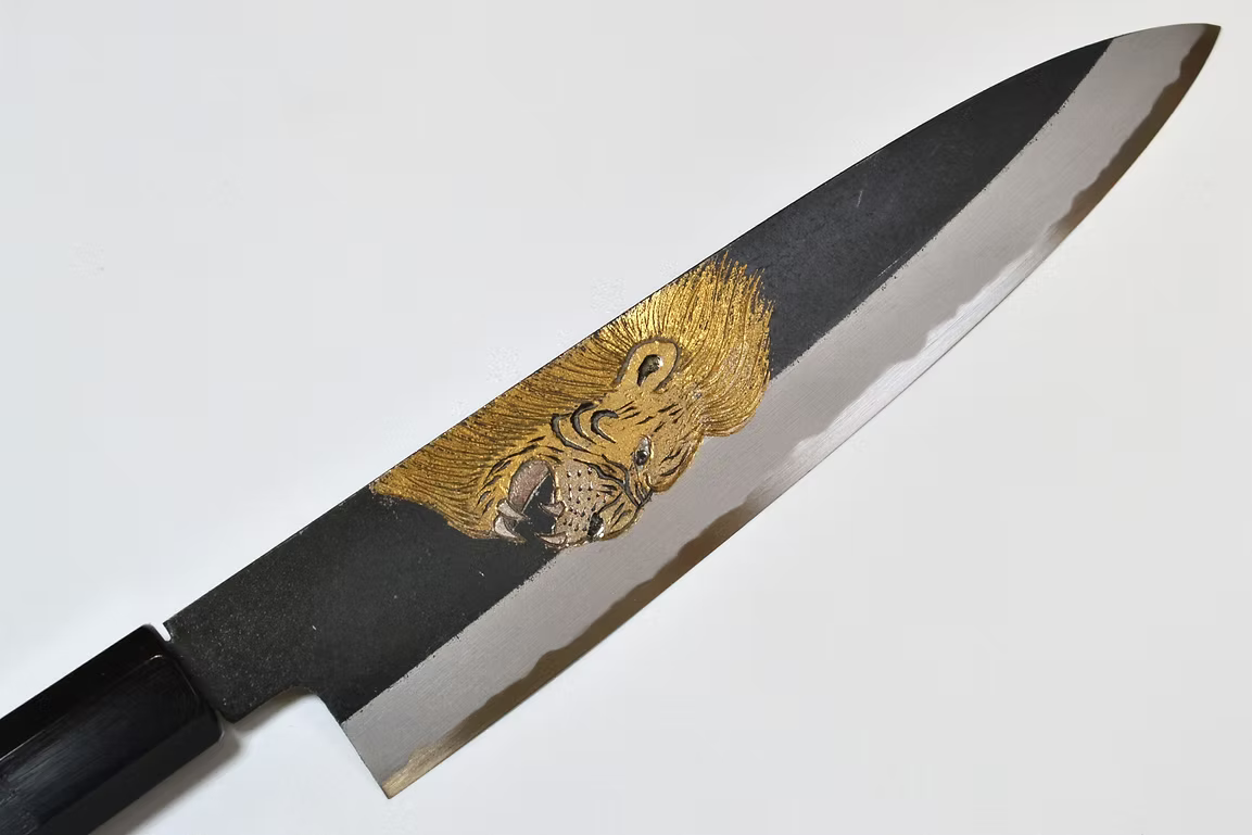 堺 孝行 窪田金属飾刻 獅子吼 白ニ鋼 黒仕上げ 牛刀包丁 210mm 黒檀　(口輪：黒水牛銀輪)柄