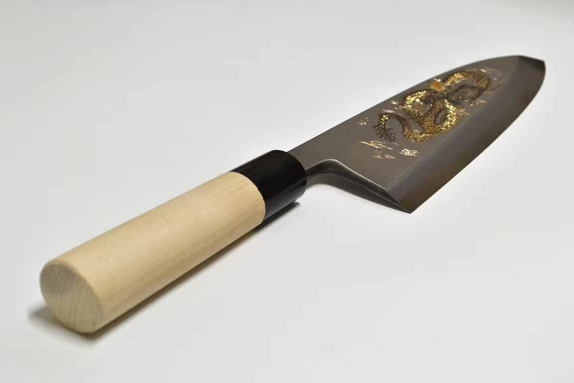 堺 孝行 窪田金属飾刻 一登竜門 白鋼 霞研 出刃包丁 240mm 朴 (口輪：水牛)柄