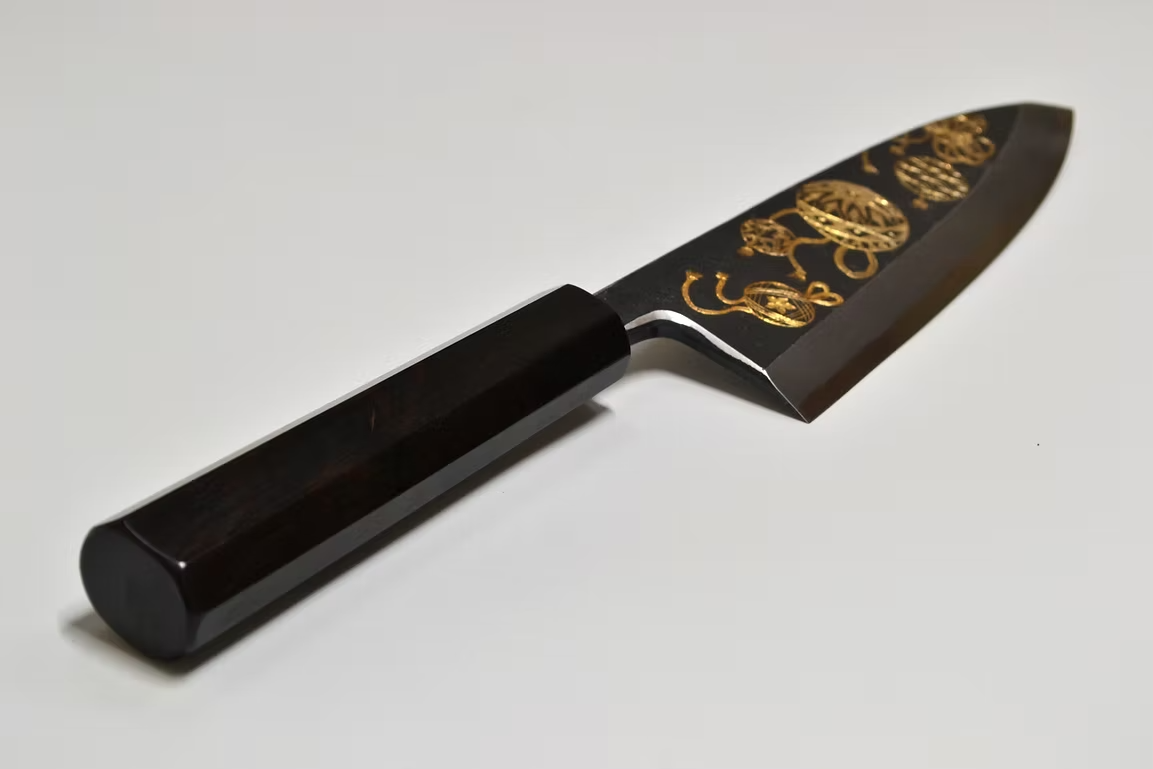 堺 孝行 窪田金彫刻 手鞠 白ニ鋼 黒仕上げ 出刃包丁 165mm 黒檀　(口輪：黒水牛銀輪)柄