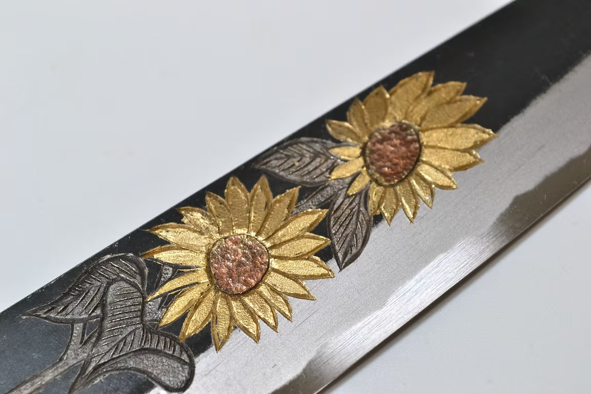 堺 孝行 窪田金属飾刻 向日葵 白ニ鋼 黒仕上げ ペティーナイフ 150mm 黒檀　(口輪：黒水牛銀輪)柄