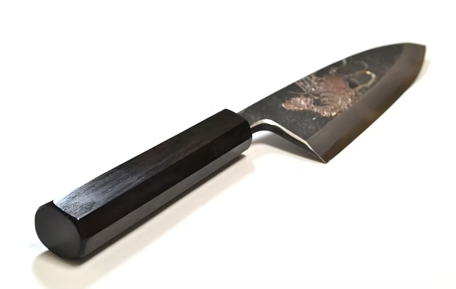 堺 孝行 窪田金属飾刻 鰕 白ニ鋼 黒仕上げ 出刃包丁 165mm 黒檀　(口輪：黒水牛銀輪)柄