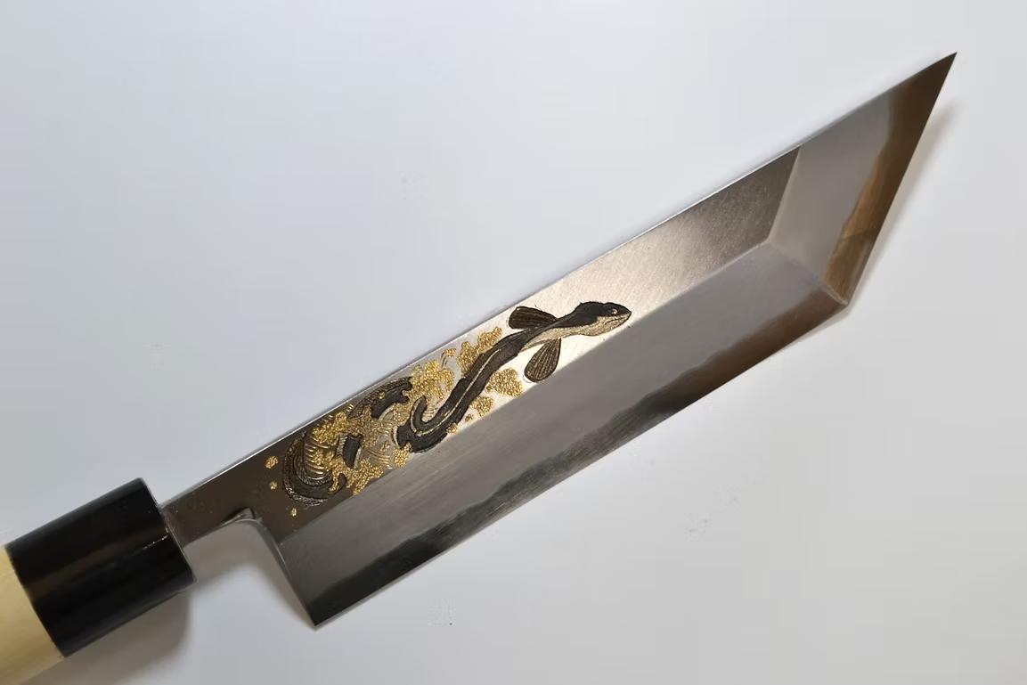堺 孝行 窪田金属飾刻 鰻 白ニ鋼 霞研 うなぎ切 210mm 朴 (口輪：水牛)柄