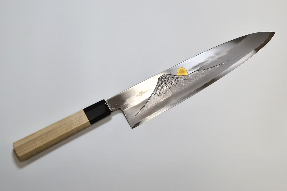 堺 孝行 窪田金彫刻 富士と夕焼 青ニ鋼 牛刀包丁 240mm 朴 (口輪：水牛)柄