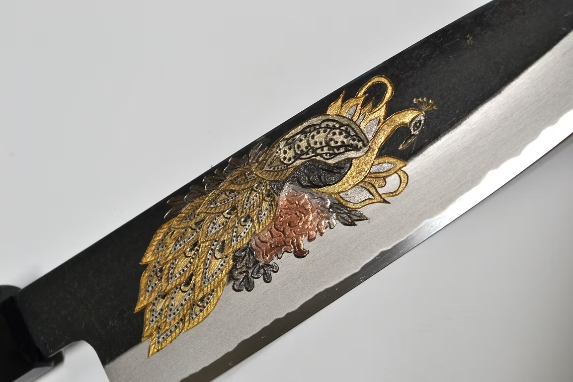 堺 孝行 窪田金属飾刻 孔雀 白ニ鋼 黒仕上げ 三徳包丁 180mm 黒檀　(口輪：黒水牛銀輪)柄