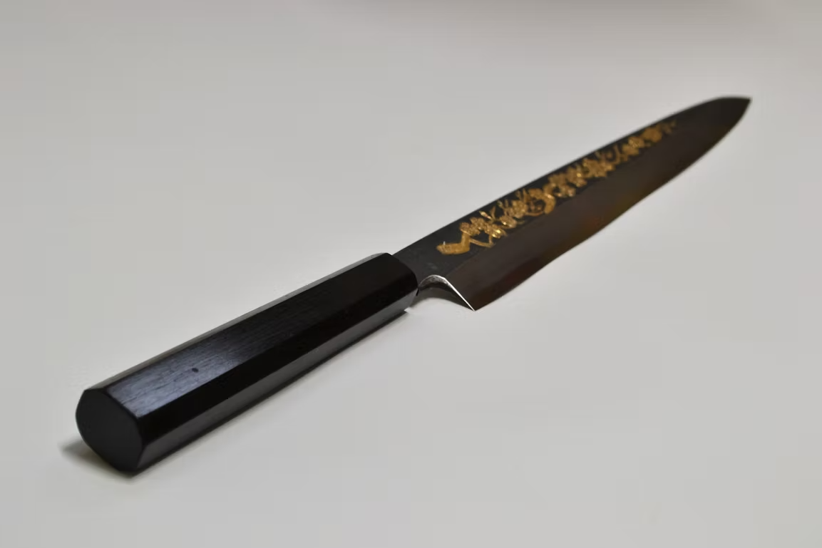 堺 孝行 窪田金彫刻 梅花 白ニ鋼 黒仕上げ 柳刃包丁 270mm 黒檀　(口輪：黒水牛銀輪)柄