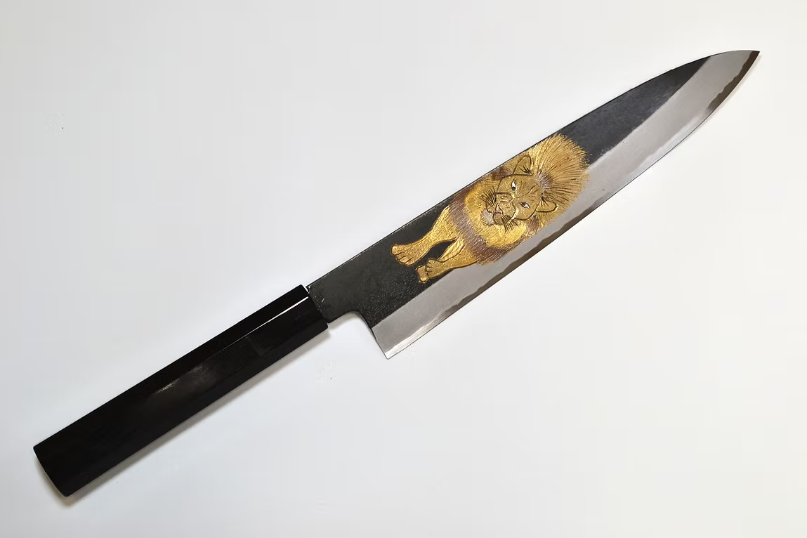 堺 孝行 窪田金属飾刻 百獣の王 白ニ鋼 黒仕上げ 牛刀包丁 240mm 黒檀　(口輪：黒水牛銀輪)柄