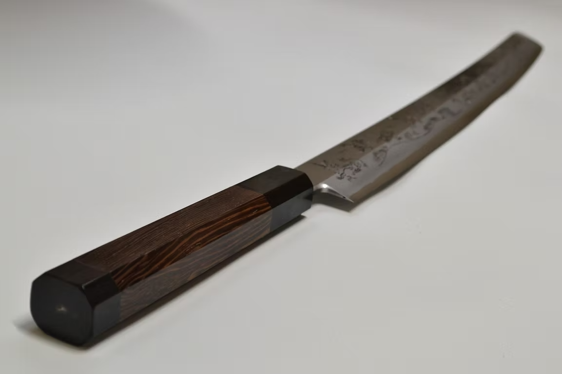 堺 孝行 窪田金属飾刻 鳥獣戯画 銀三鋼 先丸柳刃包丁 330mm ウエンジ (口輪：黒水牛角) 柄