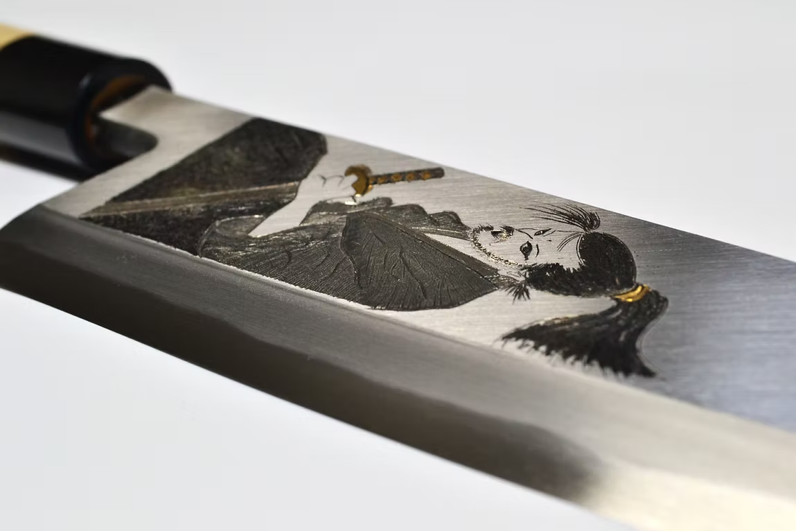 堺 孝行 窪田金属飾刻 武士の一分 白鋼 霞研 出刃包丁 240mm 朴 (口輪：水牛)柄