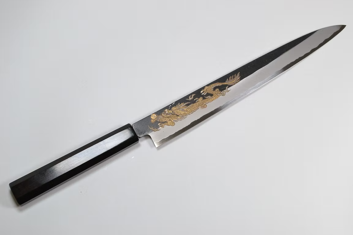 堺 孝行 窪田金属飾刻 金龍 白ニ鋼 黒仕上げ 筋引包丁 240mm 黒檀　(口輪：黒水牛銀輪)柄