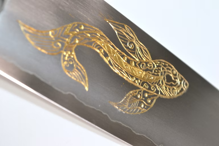 堺 孝行 窪田金彫刻 キンギョ 銀三鋼 三徳包丁 180mm 黒檀　(口輪：黒水牛銀輪)柄
