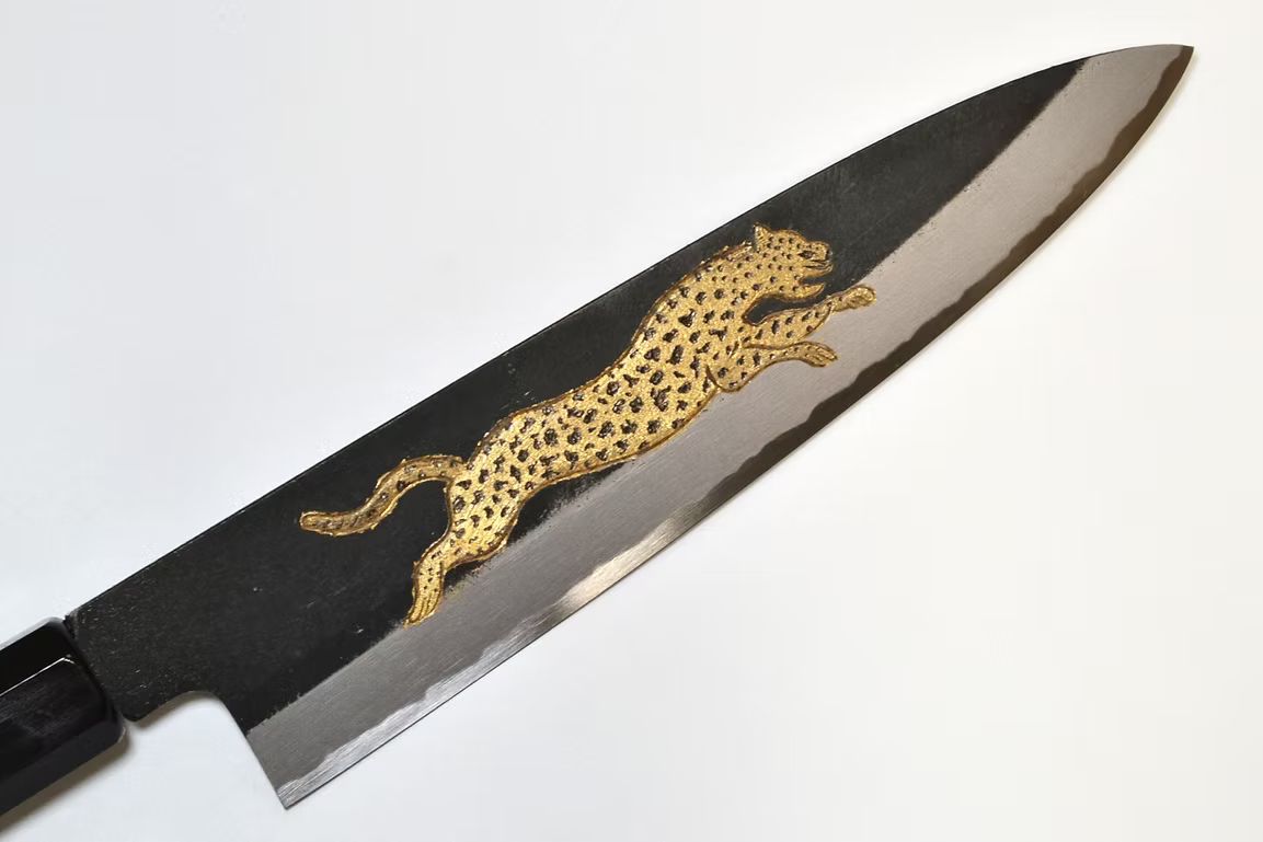 堺 孝行 窪田金属飾刻 猟豹 白ニ鋼 黒仕上げ 牛刀包丁 210mm 黒檀　(口輪：黒水牛銀輪)柄