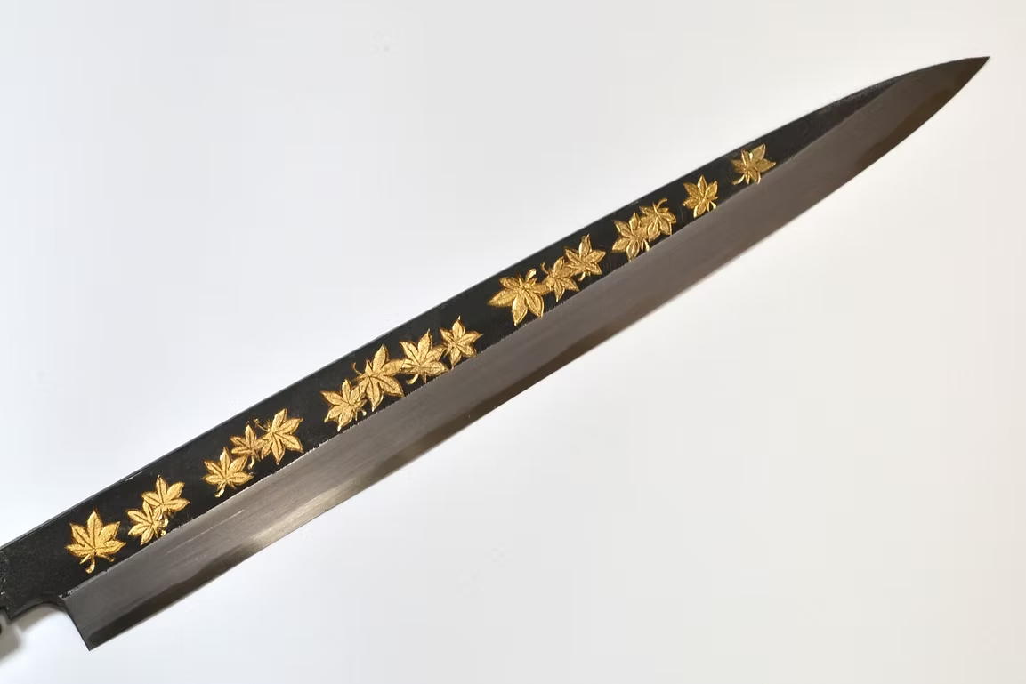 堺 孝行 窪田金彫刻 紅葉 白ニ鋼 黒仕上げ 柳刃包丁 270mm 黒檀　(口輪：黒水牛銀輪)柄