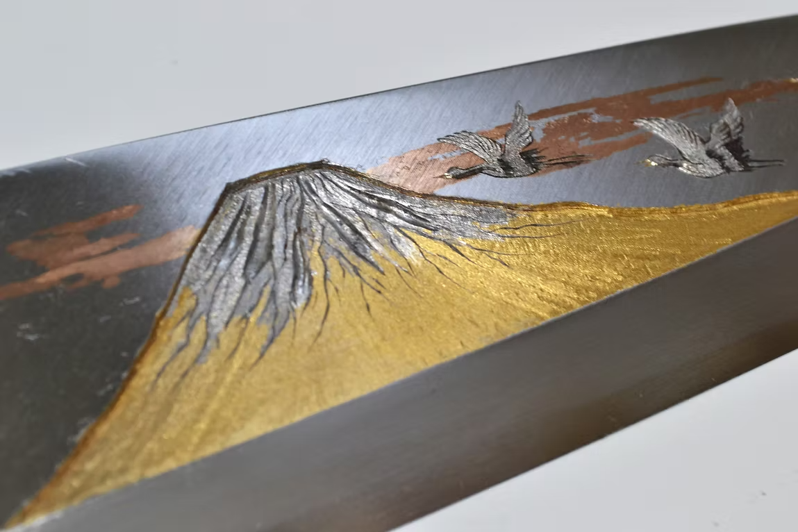 堺 孝行 窪田金属飾刻 富士と鶴 白鋼 霞研 出刃包丁 240mm 朴 (口輪：水牛)柄