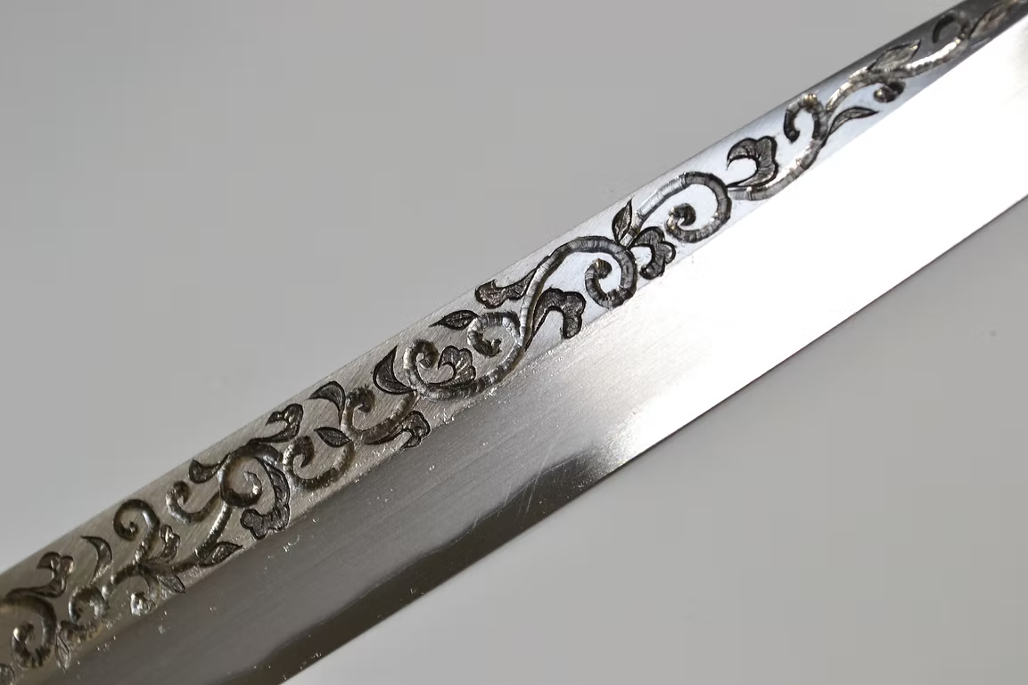 堺 孝行 窪田金属飾刻 唐草 白鋼 霞研 柳刃包丁 270mm 朴 (口輪：水牛)柄