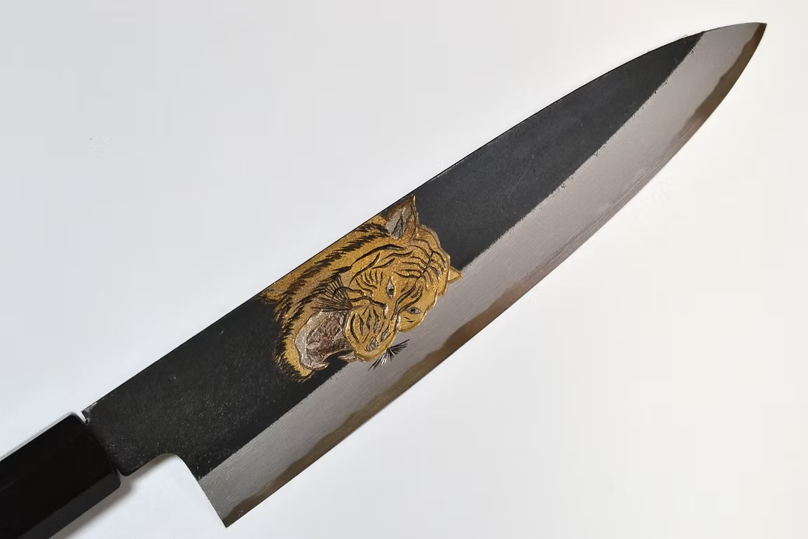 堺 孝行 窪田金属飾刻 虎嘯 白ニ鋼 黒仕上げ 牛刀包丁 210mm 黒檀　(口輪：黒水牛銀輪)柄