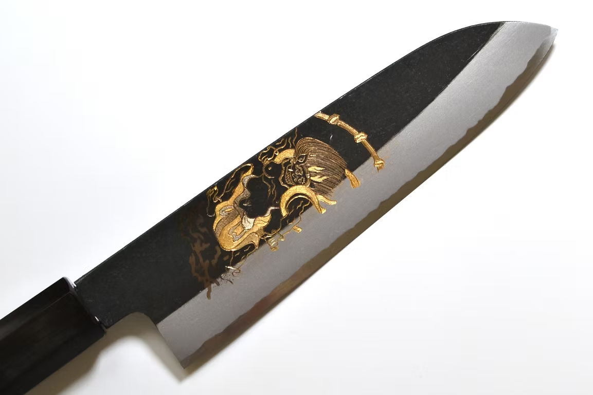 堺 孝行 窪田金彫刻 雷神 白ニ鋼 黒仕上げ 三徳包丁 180mm 黒檀　(口輪：黒水牛銀輪)柄