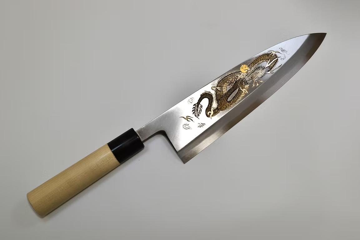 堺 孝行 窪田金属飾刻 一登竜門 白鋼 霞研 出刃包丁 240mm 朴 (口輪：水牛)柄