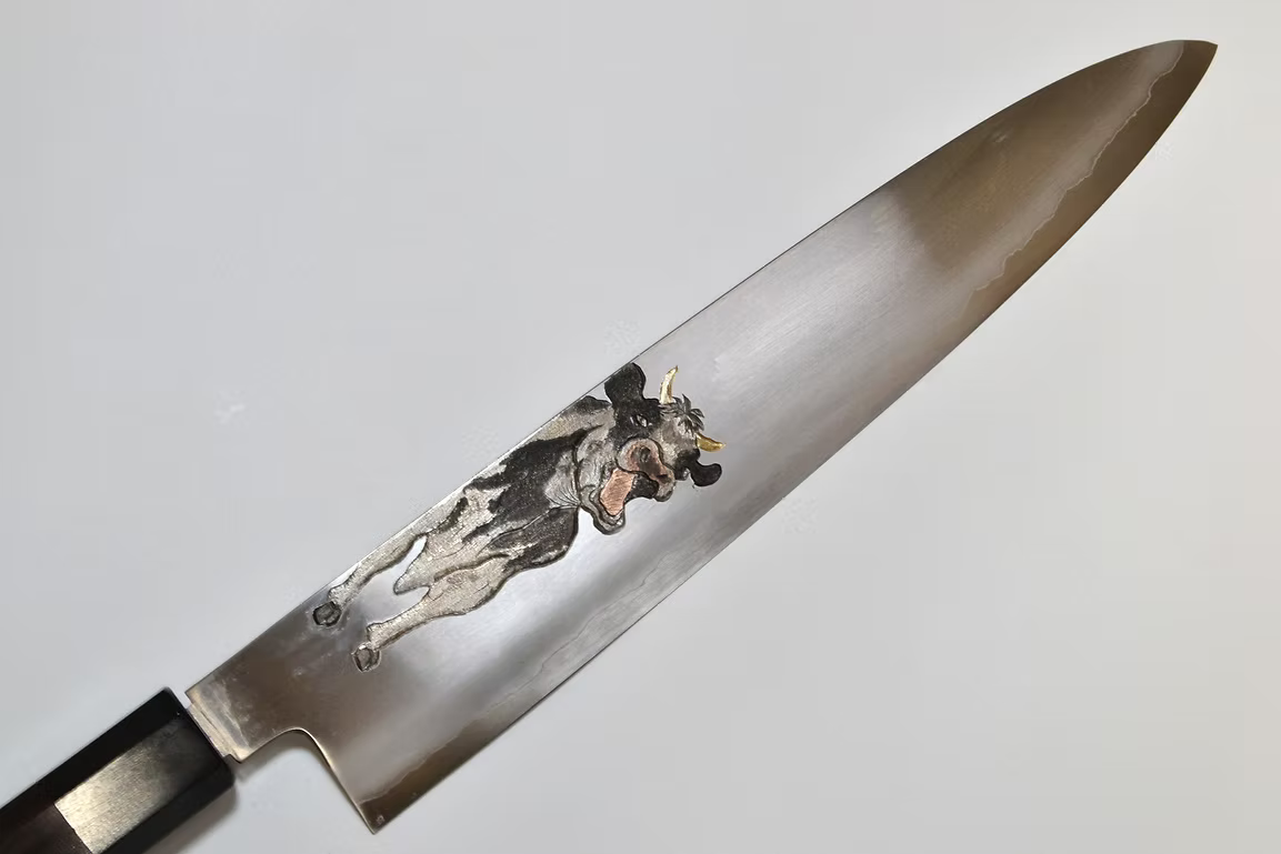 堺 孝行 窪田金属飾刻 乳牛 銀三鋼 牛刀包丁 240mm 黒檀　(口輪：黒水牛銀輪)柄