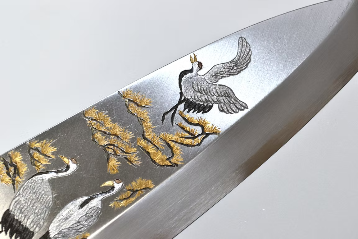 堺 孝行 窪田金属飾刻 松鶴 白鋼 霞研 出刃包丁 240mm 朴 (口輪：水牛)柄