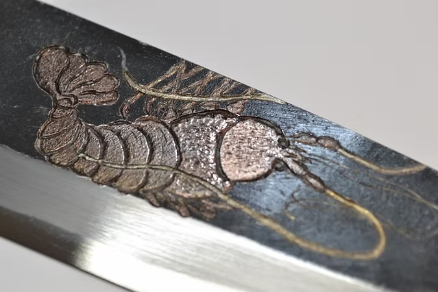堺 孝行 窪田金属飾刻 鰕 白ニ鋼 黒仕上げ 出刃包丁 165mm 黒檀　(口輪：黒水牛銀輪)柄