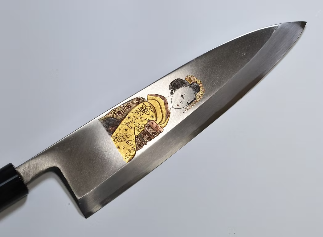堺 孝行 窪田金属飾刻 芸者 白鋼 霞研 出刃包丁 240mm 朴 (口輪：水牛)柄