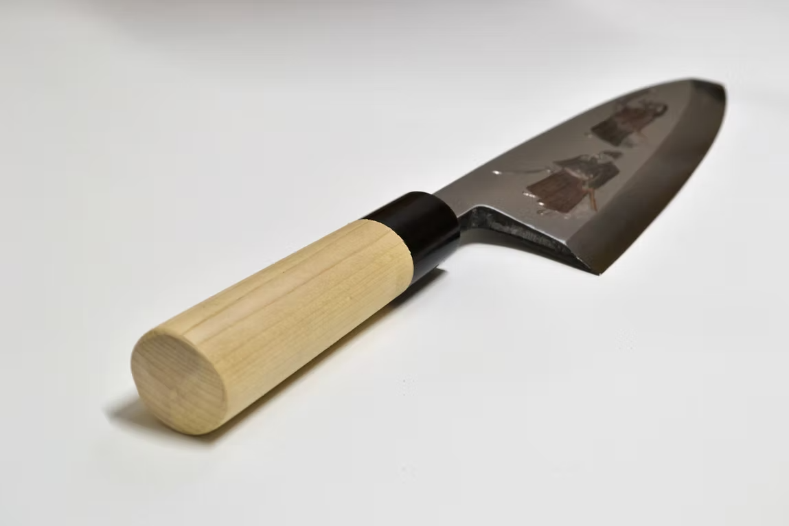 堺 孝行 窪田金属飾刻 武蔵と小次郎 白鋼 霞研 出刃包丁 240mm 朴 (口輪：水牛)柄