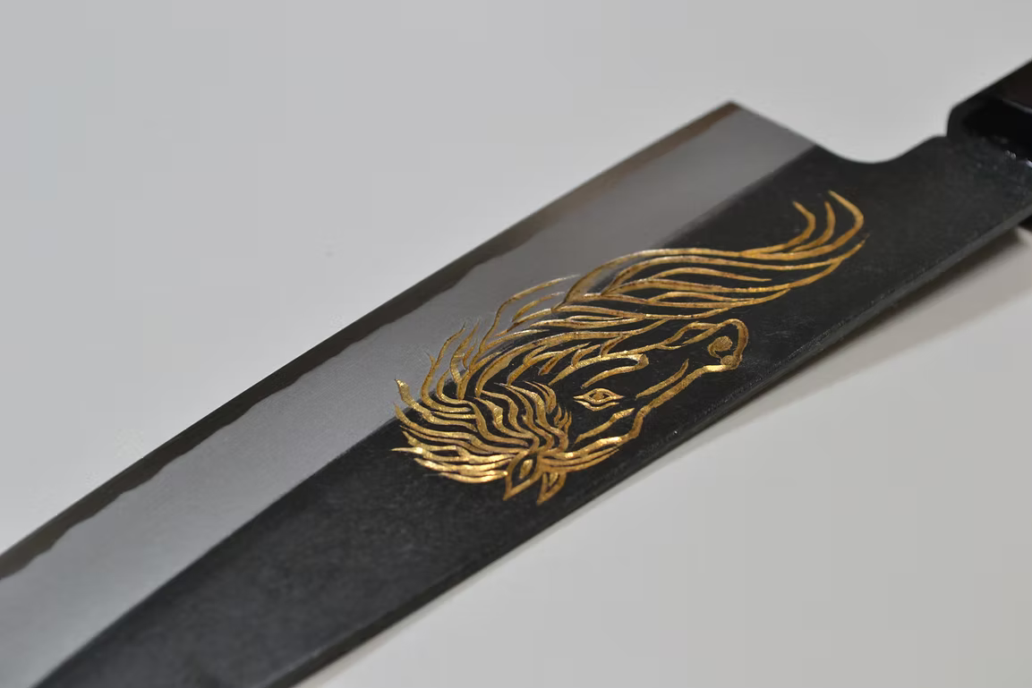 堺 孝行 窪田金彫刻 天馬 白ニ鋼 黒仕上げ 三徳包丁 180mm 黒檀　(口輪：黒水牛銀輪)柄