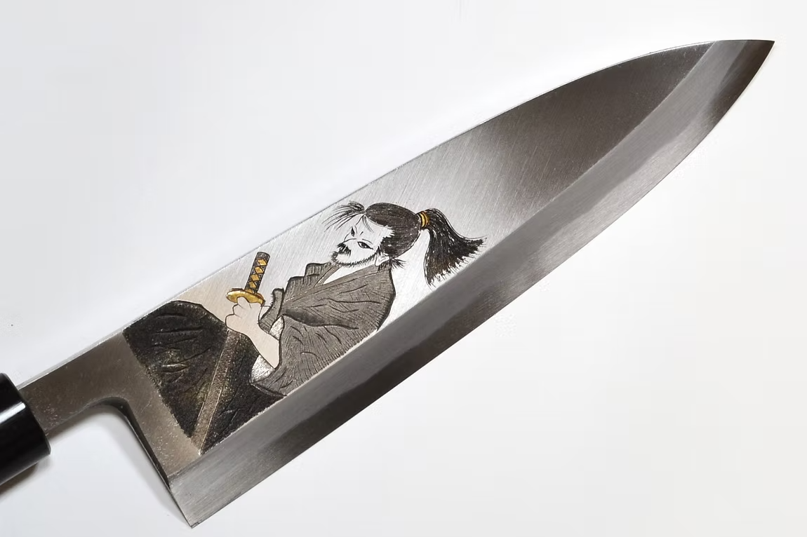 堺 孝行 窪田金属飾刻 武士の一分 白鋼 霞研 出刃包丁 240mm 朴 (口輪：水牛)柄