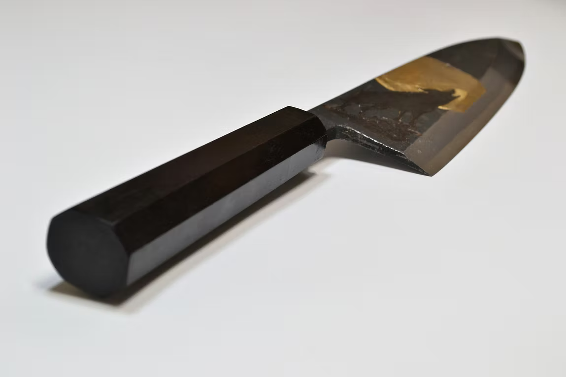 堺 孝行 窪田金属飾刻 遠吠え 白ニ鋼 黒仕上げ 出刃包丁 210mm 黒檀　(口輪：黒水牛銀輪)柄
