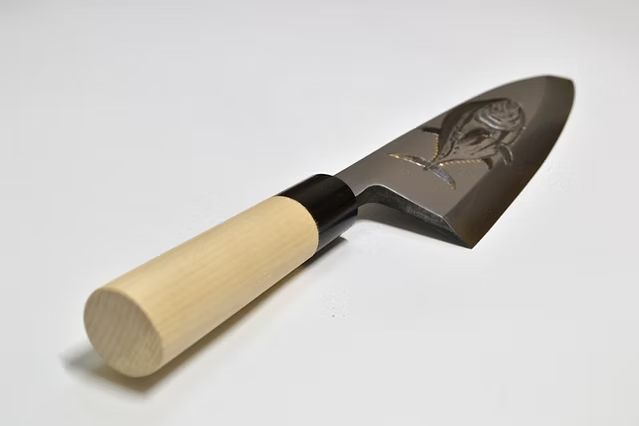 堺 孝行 窪田金属飾刻 大鮪 白鋼 霞研 出刃包丁 240mm 朴 (口輪：水牛)柄