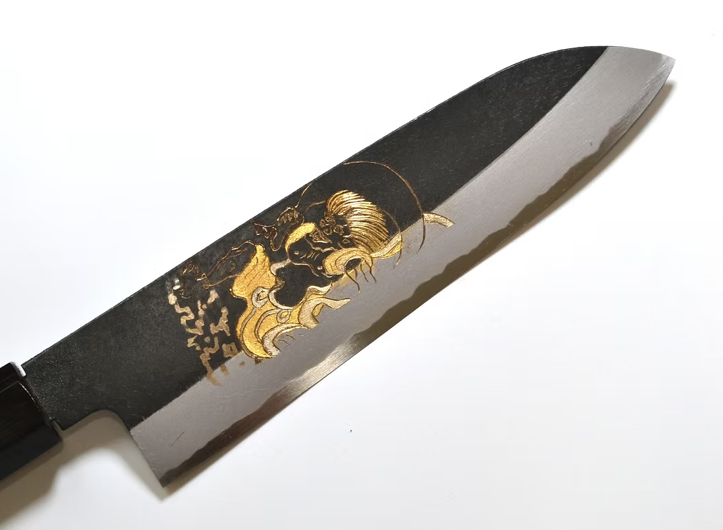 堺 孝行 窪田金彫刻 風神 白ニ鋼 黒仕上げ 三徳包丁 180mm 黒檀　(口輪：黒水牛銀輪)柄