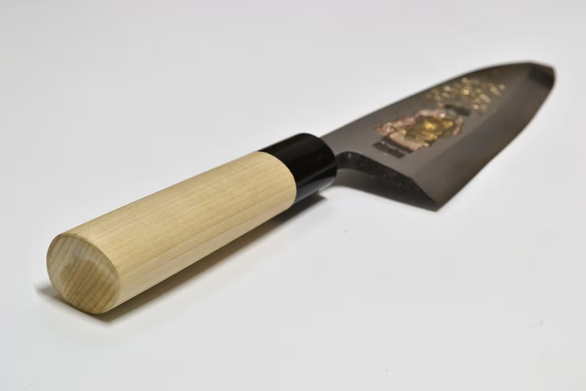 堺 孝行 窪田金属飾刻 舞妓と桜 白鋼 霞研 出刃包丁 240mm 朴 (口輪：水牛)柄