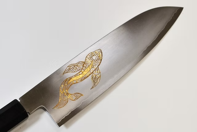 堺 孝行 窪田金彫刻 キンギョ 銀三鋼 三徳包丁 180mm 黒檀　(口輪：黒水牛銀輪)柄