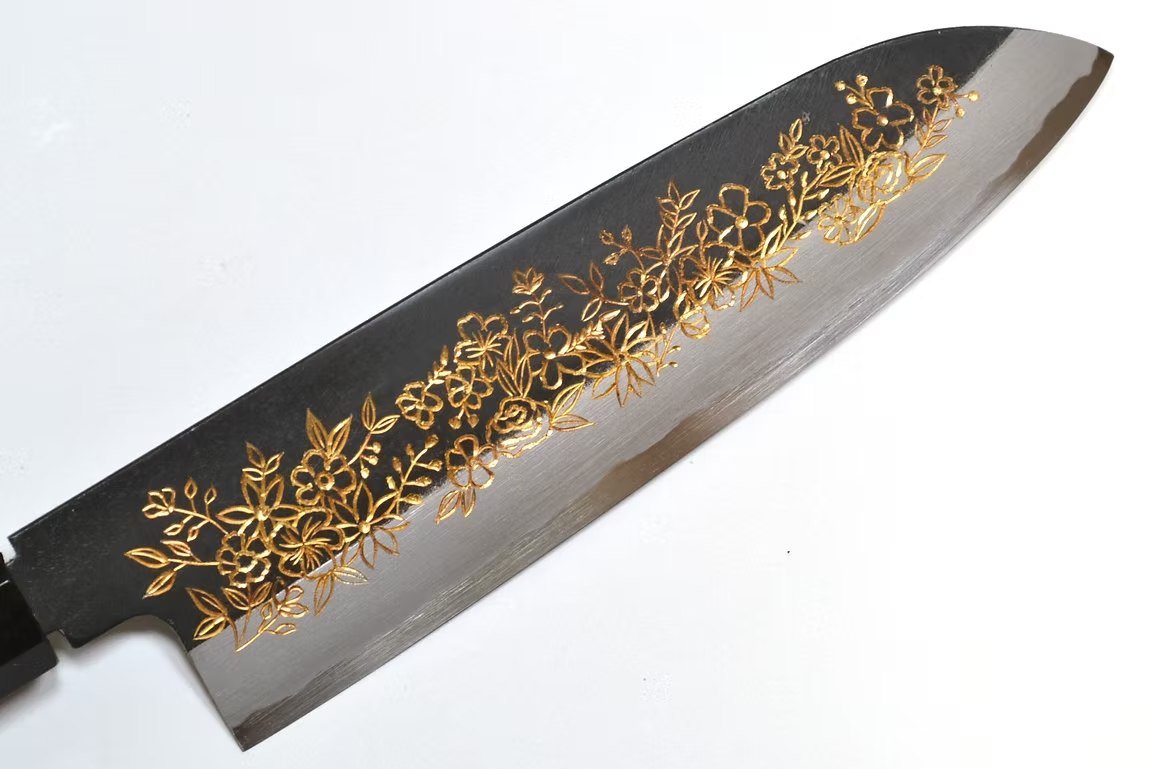 堺 孝行 窪田金彫刻 花畑 白ニ鋼 黒仕上げ 三徳包丁 180mm 黒檀　(口輪：黒水牛銀輪)柄