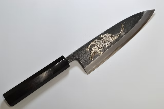 堺 孝行 窪田金属飾刻 鰐 白ニ鋼 黒仕上げ 出刃包丁 165mm 黒檀　(口輪：黒水牛銀輪)柄